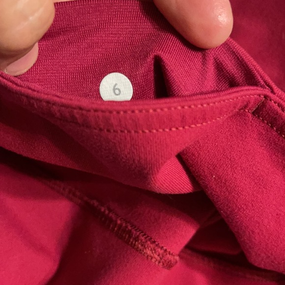 Lululemon red crops Size 6 - Picture 4 of 6